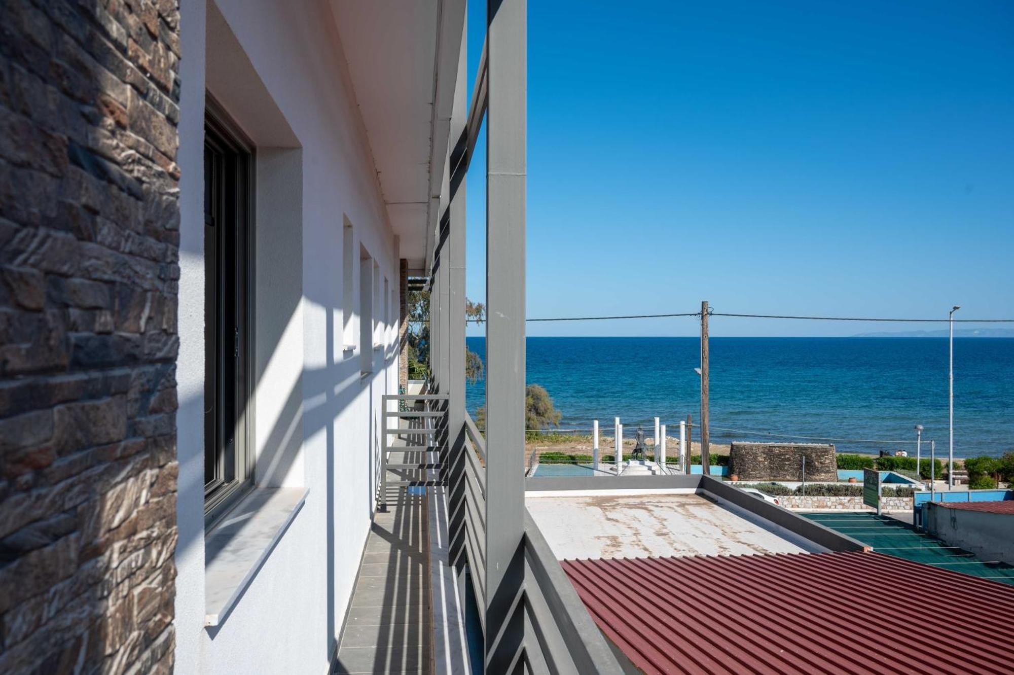 Finikas Suites & Apartments 10Min From Athens Airport Loútsa Exterior foto